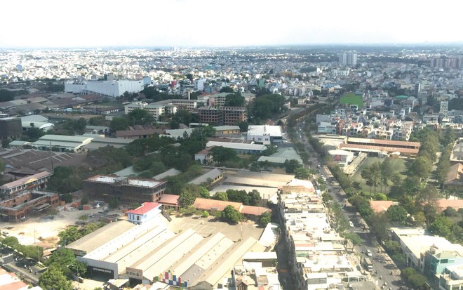 Hình ảnh một góc TP.HCM nhìn từ tển cao với những tòa nhà cao tầng và khu dân cư thấp tầng dày đặc xen kẽ cây xanh