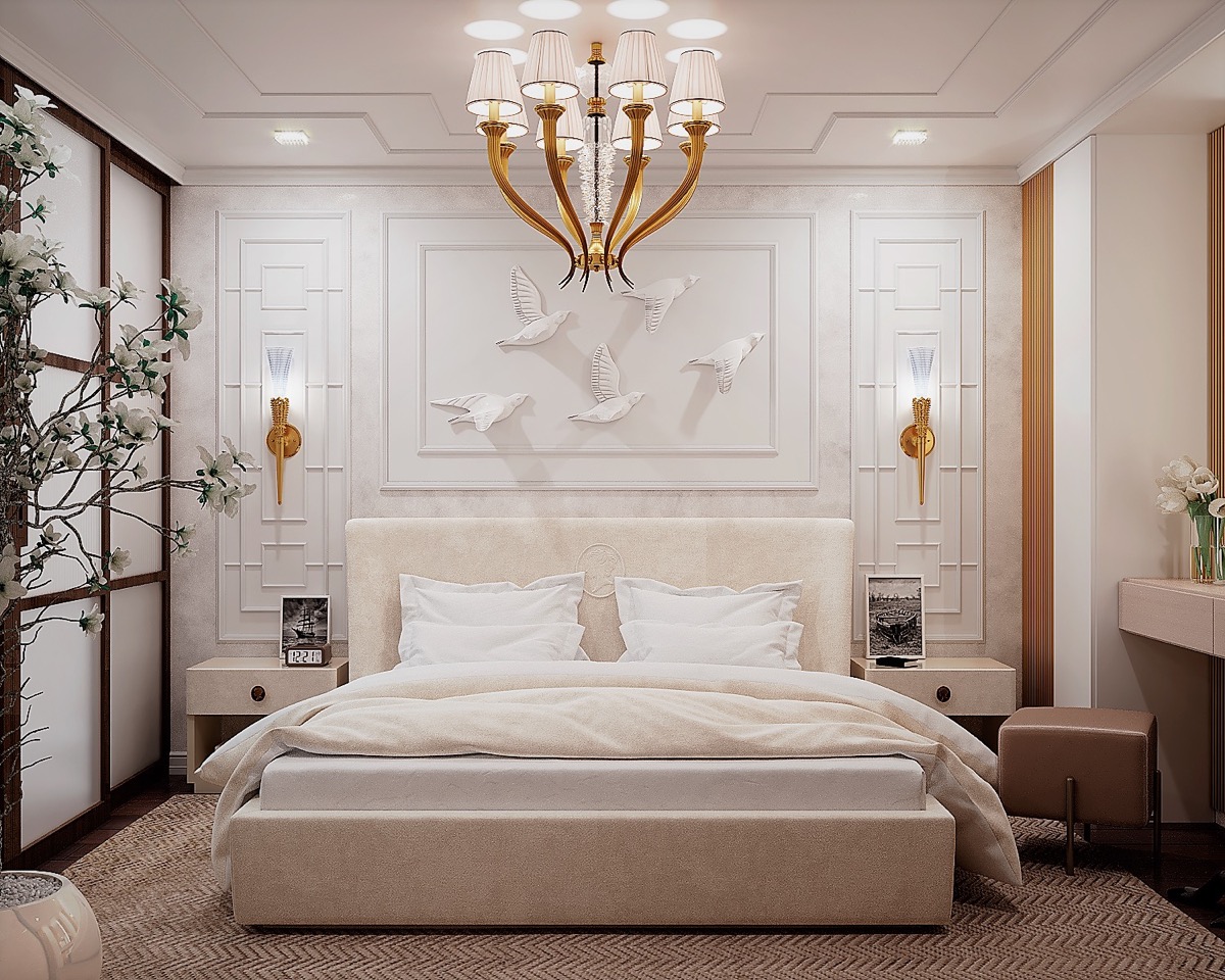 Hình ảnh phòng ngủ phong cách Á Đông với tường trắng điêu khắc đàn chim đang bay, đèn chùm cổ điển, cửa giấy, hoa cảnh