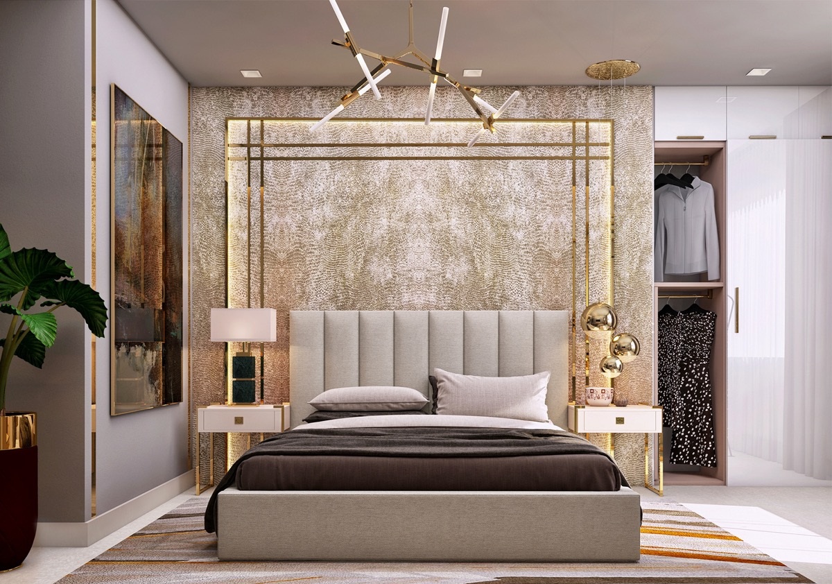 Hình ảnh phòng ngủ cực sang trọng và nổi bật với đèn chùm độc đáo, giấy dán tường màu vàng ánh kim.