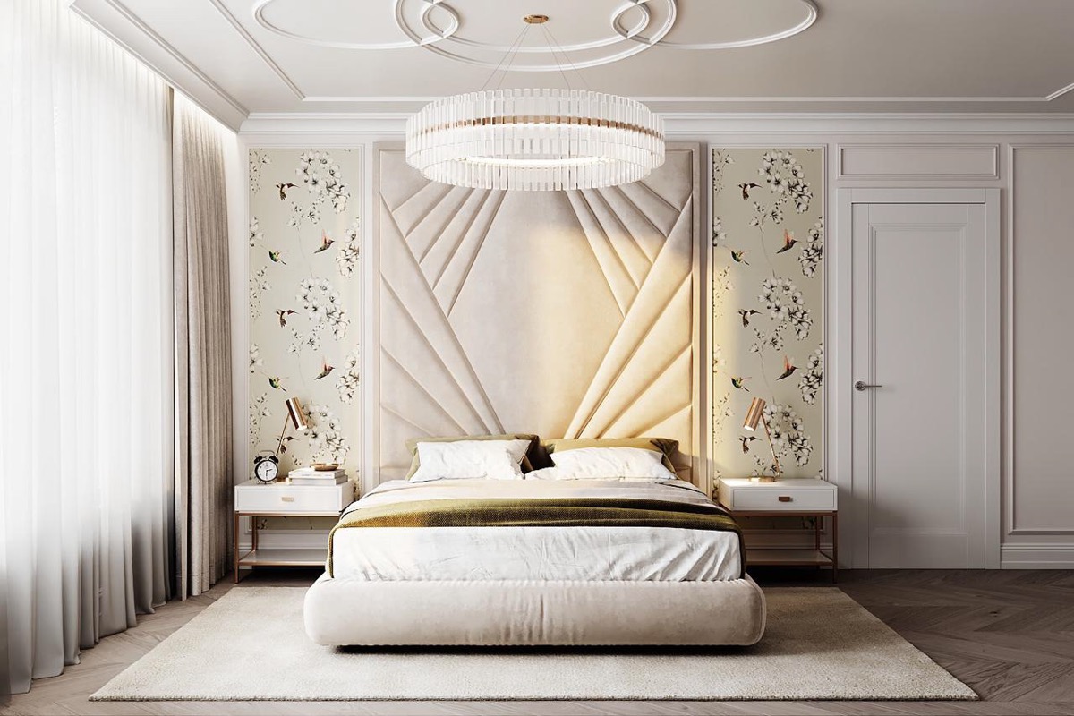 Hình ảnh phòng ngủ sang trọng với tường và rèm cửa màu trắng, tường đầu giường dán giấy họa tiết chim, hoa cỏ mùa xuân, đèn chùm sang trọng