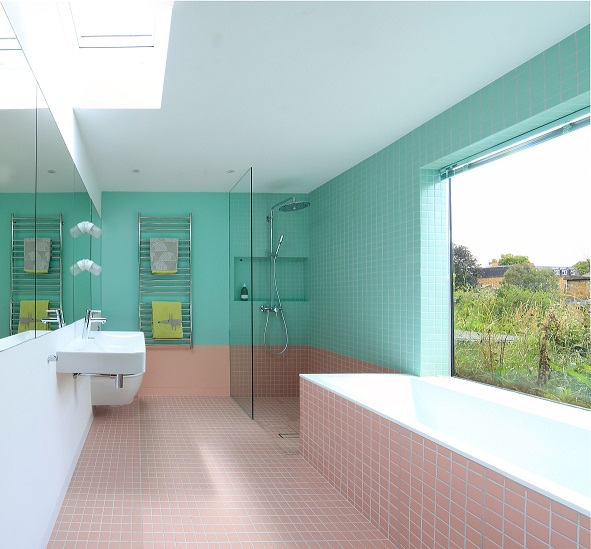 Hình ảnh toàn cảnh phòng tắm rộng rãi được ốp lát gạch men màu xanh bạc hà, màu hồng phấn nhẹ nhàng.