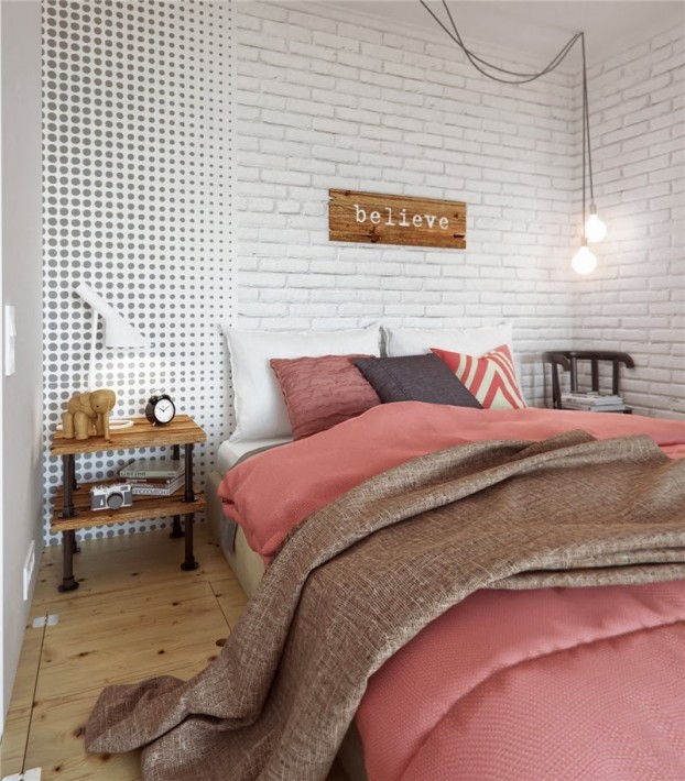 Hình ảnh cận cảnh phòng ngủ gọn xinh ẩn sau rèm cửa màu trắng, nổi bật với ga gối màu hồng phấn.
