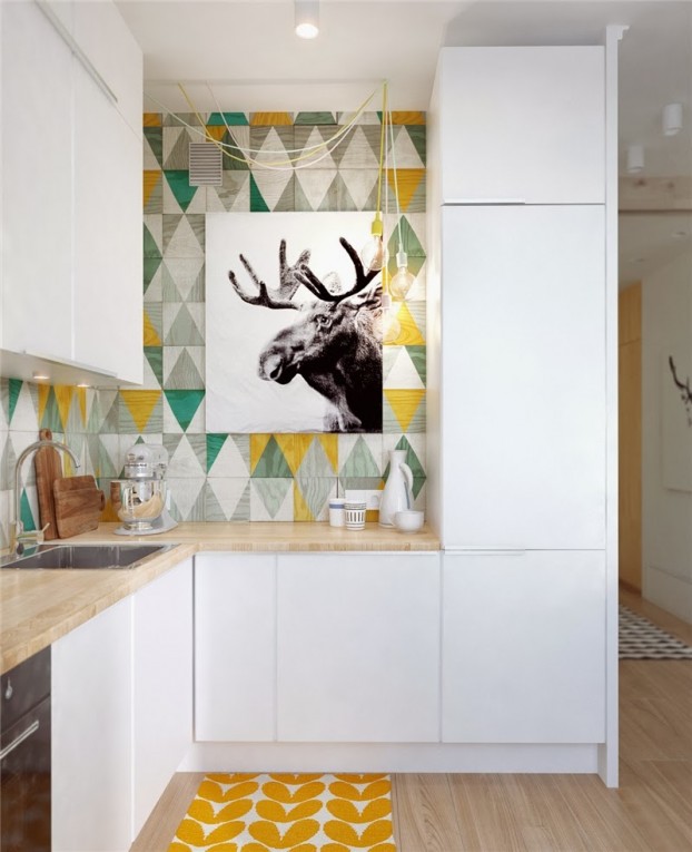 Hình ảnh cận cảnh một góc phòng bếp ấn tượng với tủ màu trắng bao quanh bức tường ốp gạch họa tiết hình học, tranh động vật đen trắng.