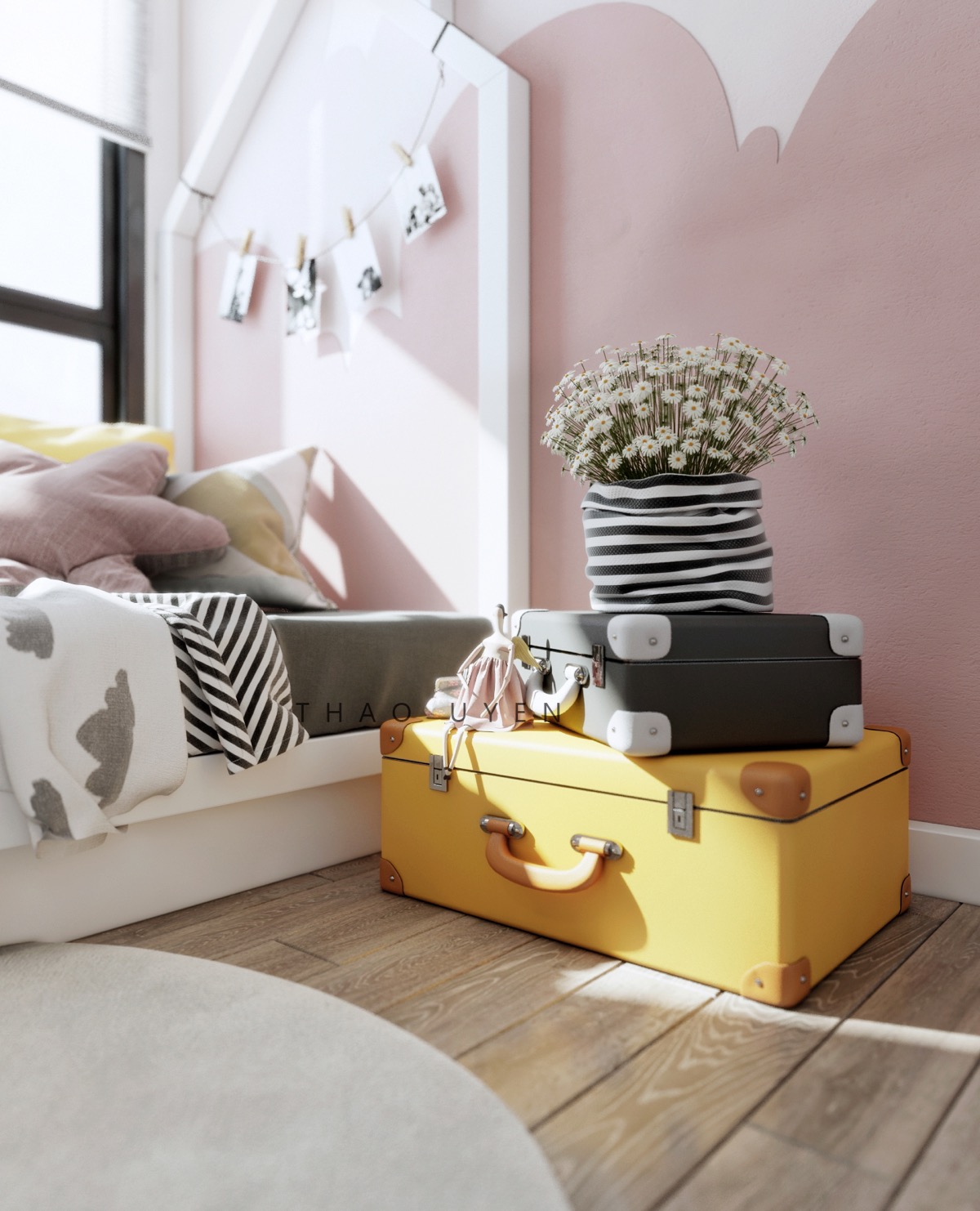 Hình ảnh một góc phòng ngủ cực nổi bật với vali màu đen xếp chồng vali màu vàng, phía trên đặt bình cúc họa mi màu trắng.