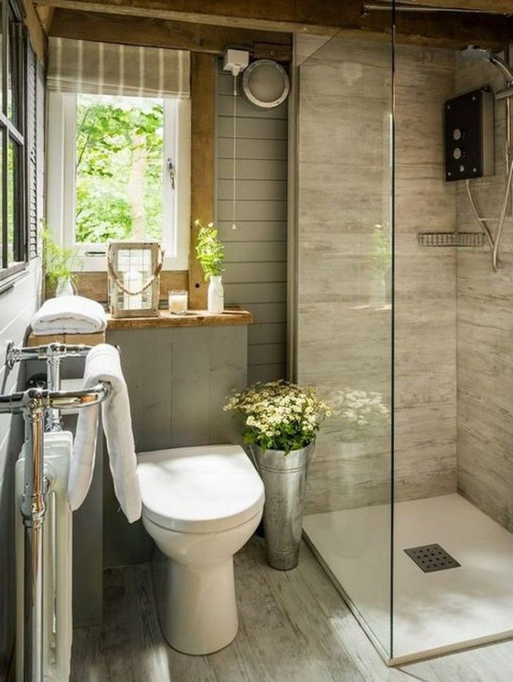Hình ảnh phòng tắm nhỏ tông màu trung tính chủ đạo với buồng tắm kính sử dụng vòi hoa sen, cửa sổ kính mở ra bên ngoài