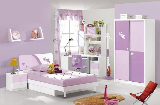 Hình ảnh toàn cảnh phòng ngủ bé gái với tường sơn tím nhạt cùng tông với nội thất chính