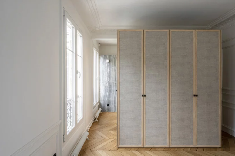 Hình ảnh cận cảnh tủ gỗ dán tông màu xám trong căn hộ ở Paris