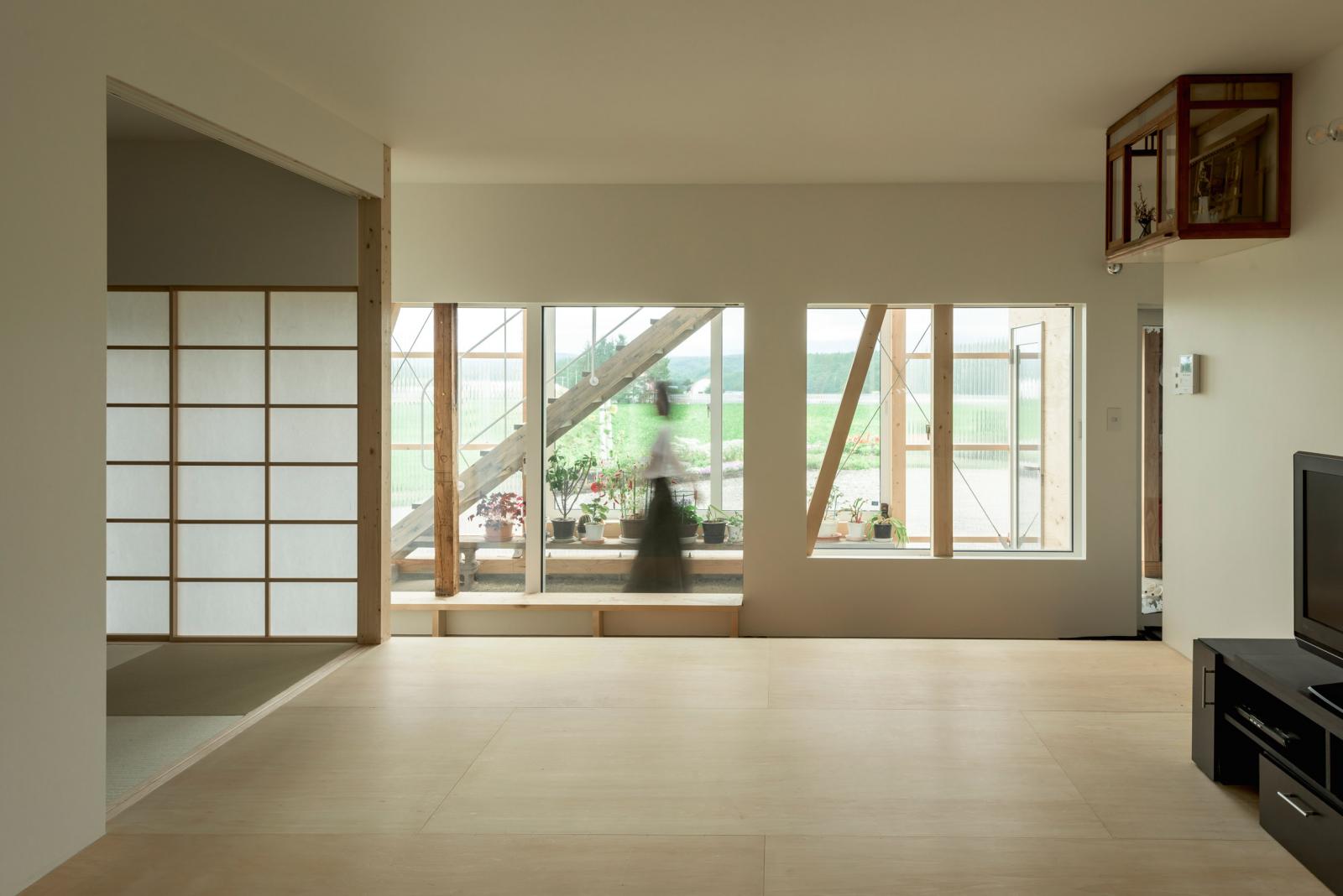 Hình ảnh bên trong một căn phòng thuộc ngôi nhà 2 tầng ở Nhật với rất ít đồ nội thất, sàn gỗ, cửa giấy đặc trưng.