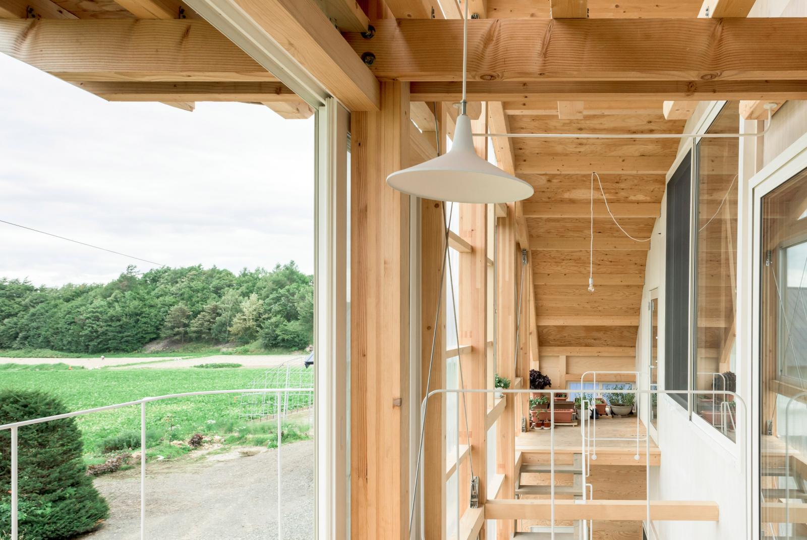 Hình ảnh một góc không gian thoáng sáng, sử dụng chất liệu gỗ chủ đạo trong nhà 2 tầng ở Nhật.