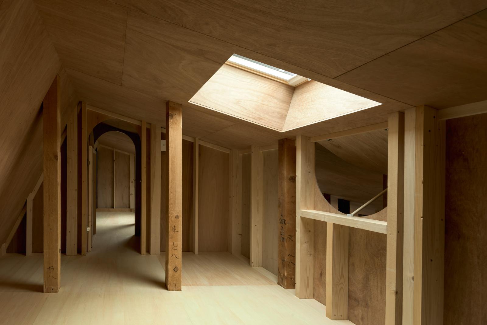 Hình ảnh cận cảnh tầng lửng được bao phủ bởi vật liệu gỗ.