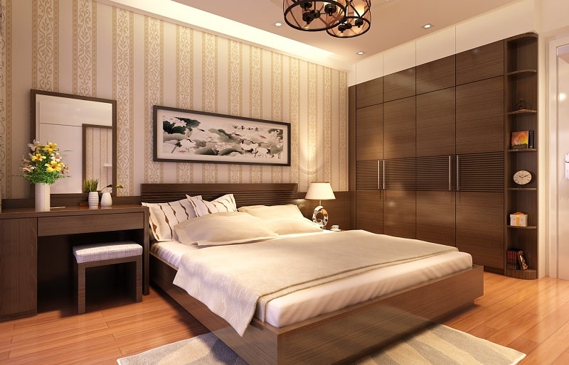 Hình ảnh một phòng ngủ với tông màu nâu đất chủ đạo, tranh phong cảnh trang trí đầu giường, bàn trang điểm, gương soi, tủ gỗ lớn.