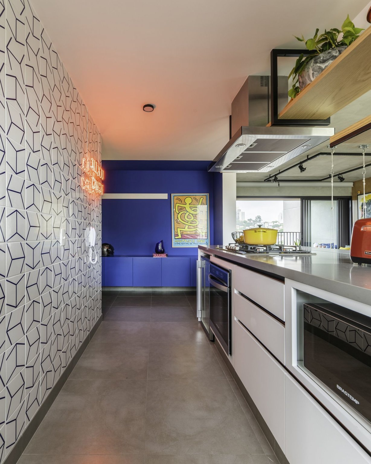 Hình ảnh cận cảnh phòng bếp hiện đại, đầy đủ tiện nghi trong căn hộ với bức tường ốp gạch men họa tiết hình học