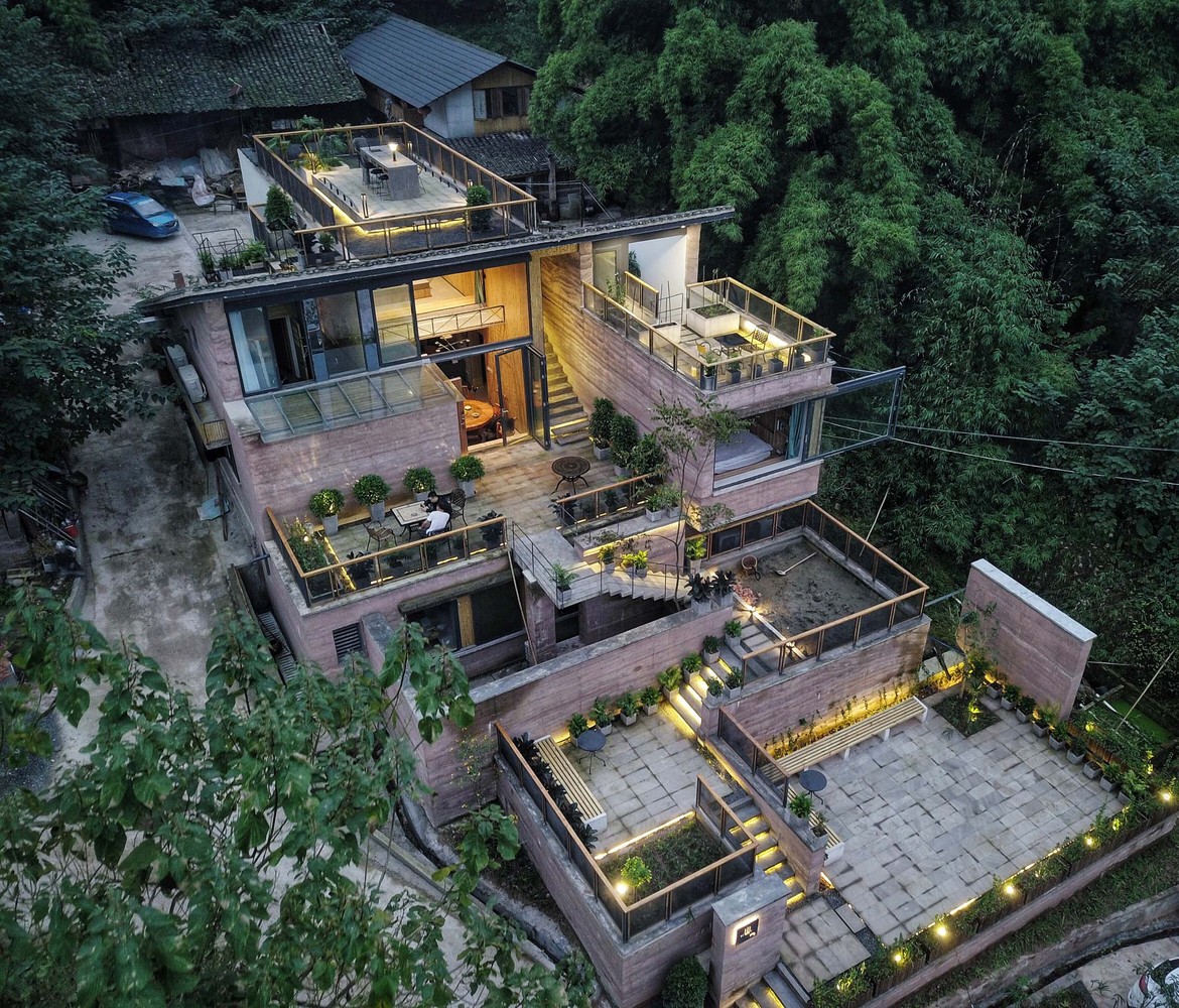 Hình ảnh toàn cảnh ngôi nhà trên núi với thiết kế ấn tượng, bao xung quanh là núi rừng xanh ngát