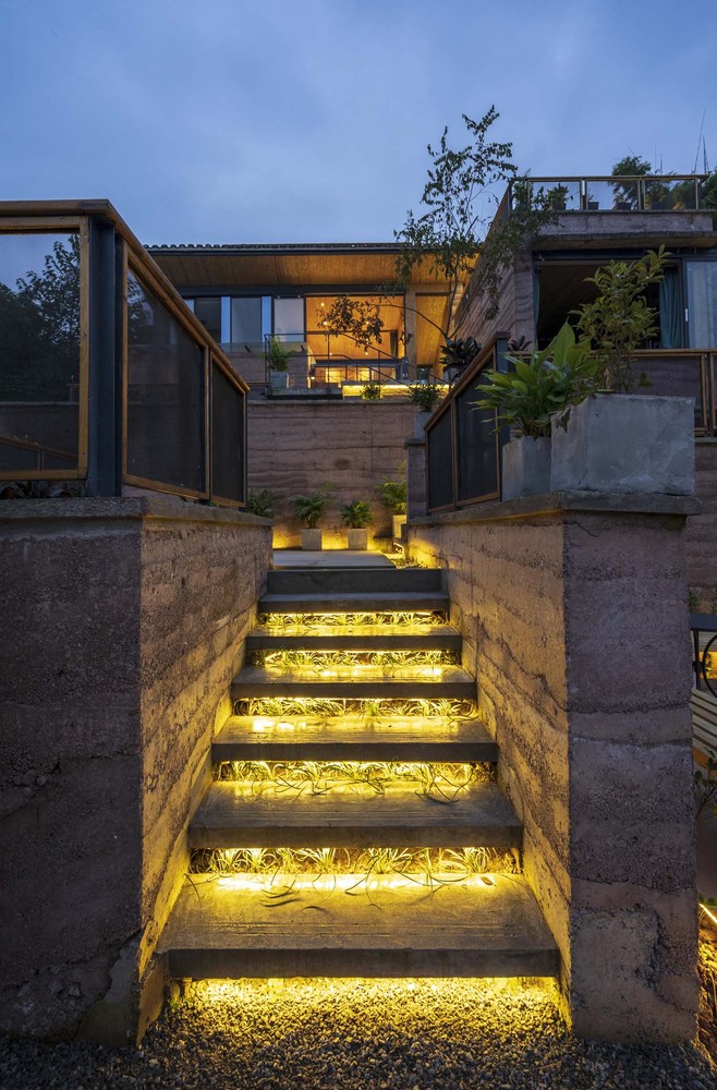 Hình ảnh cận cảnh bậc thang dẫn lối lên nhà được trang trí với đèn LED ánh sáng vàng ấm áp.