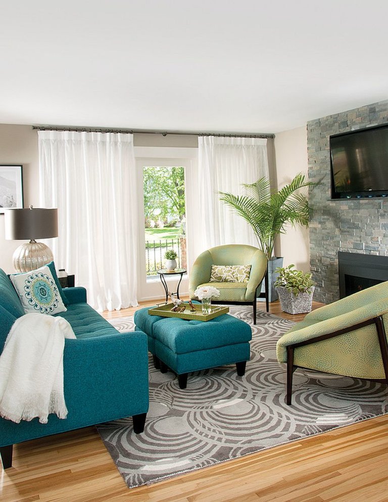 Hình ảnh cận cảnh phòng khách màu trắng được tạo điểm nhấn bởi bộ bàn ghế màu xanh ngọc lam nổi bật