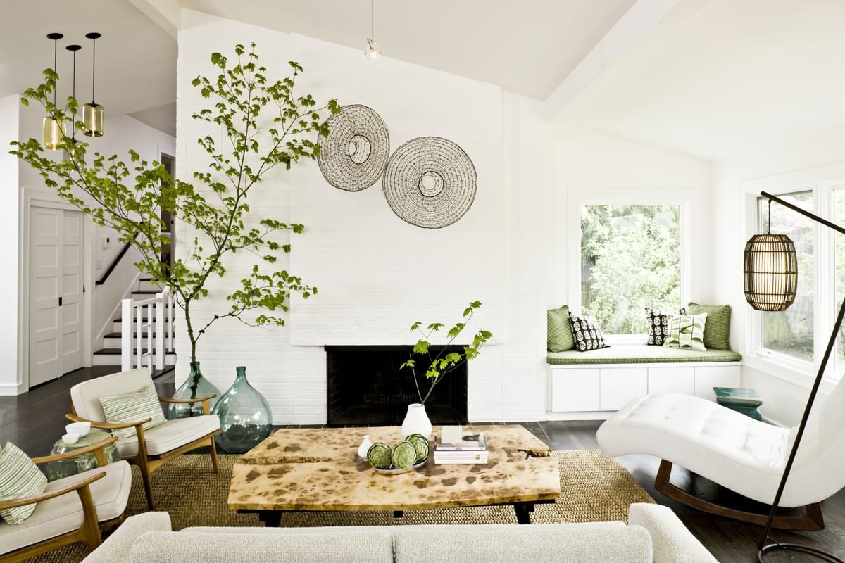 Hình ảnh toàn cảnh phòng khách nhỏ màu trắng, sử dụng cây xanh trang trí