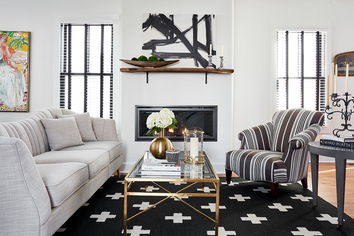 Hình ảnh toàn cảnh phòng khách với sofa trắng tương phản với thảm trải sàn và nệm bọc ghế kẻ sọc đen trắng.