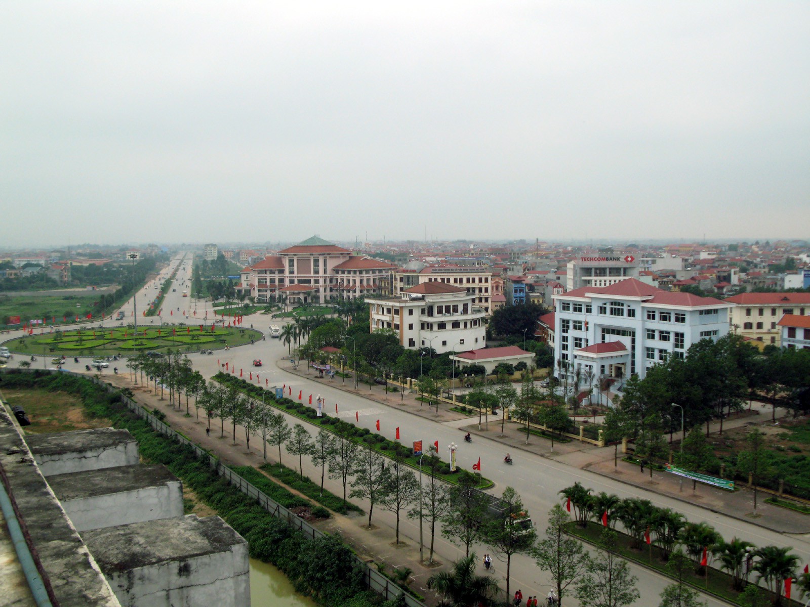 Hinfha rnh một góc TP. Bắc Ninh nhìn từ trên cao với những tòa nhà thấp tầng xen kẽ cây xanh, đường sá