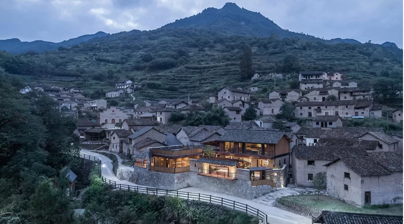 Chiêm ngưỡng khách sạn gỗ tọa lạc trong làng cổ Trung Quốc