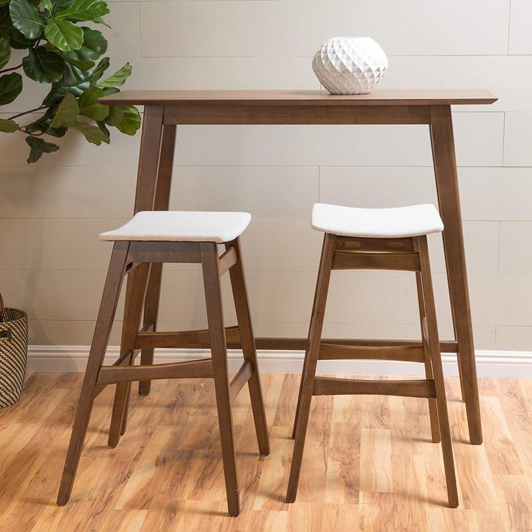 Hình ảnh cận cảnh mẫu bàn ăn bàng gỗ nhỏ gọn kết hợp với 2 ghế bar đơn giản.