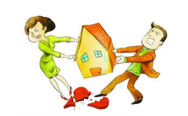 Hình vẽ hai người, một phu nữ, một đànông đang tranh nhau mô hình ngôi nhà