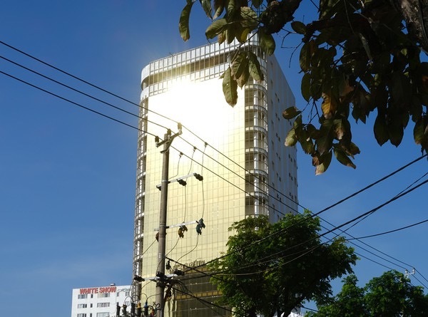 Tòa cao ốc của ngân hàng SHB lắp kính mặt tiền màu vàng