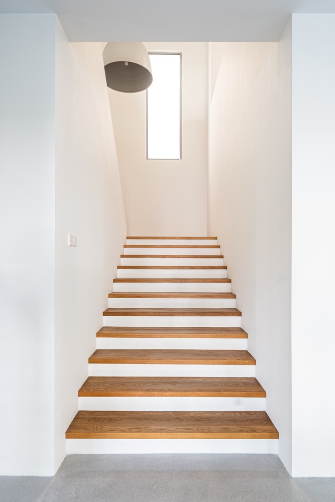 Hình ảnh cận cảnh bậc thang ốp gỗ dẫn lối lên tầng trên nhà