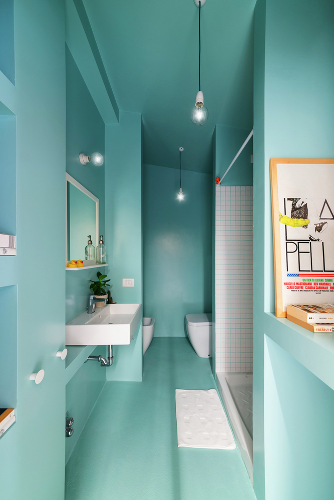 Hình ảnh phòng vệ sinh nhỏ với tường và trần sơn màu xanh dịu mát