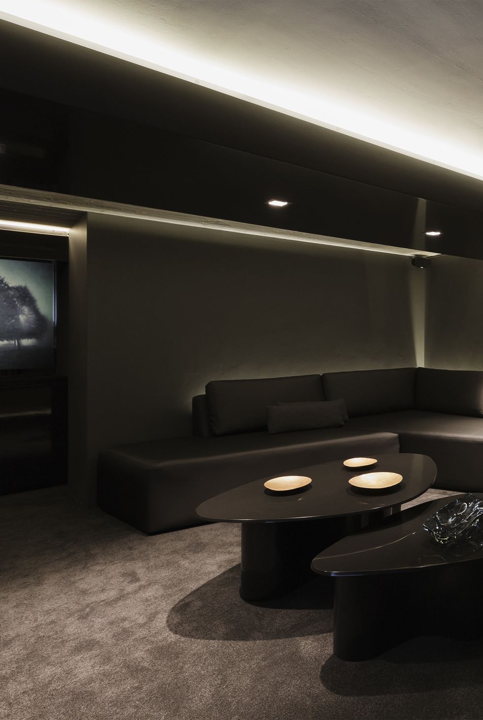 Hình ảnh rạp chiếu phim tại nhà màu đen với sofa da, bộ đôi bàn trà bằng đá cẩm thạch