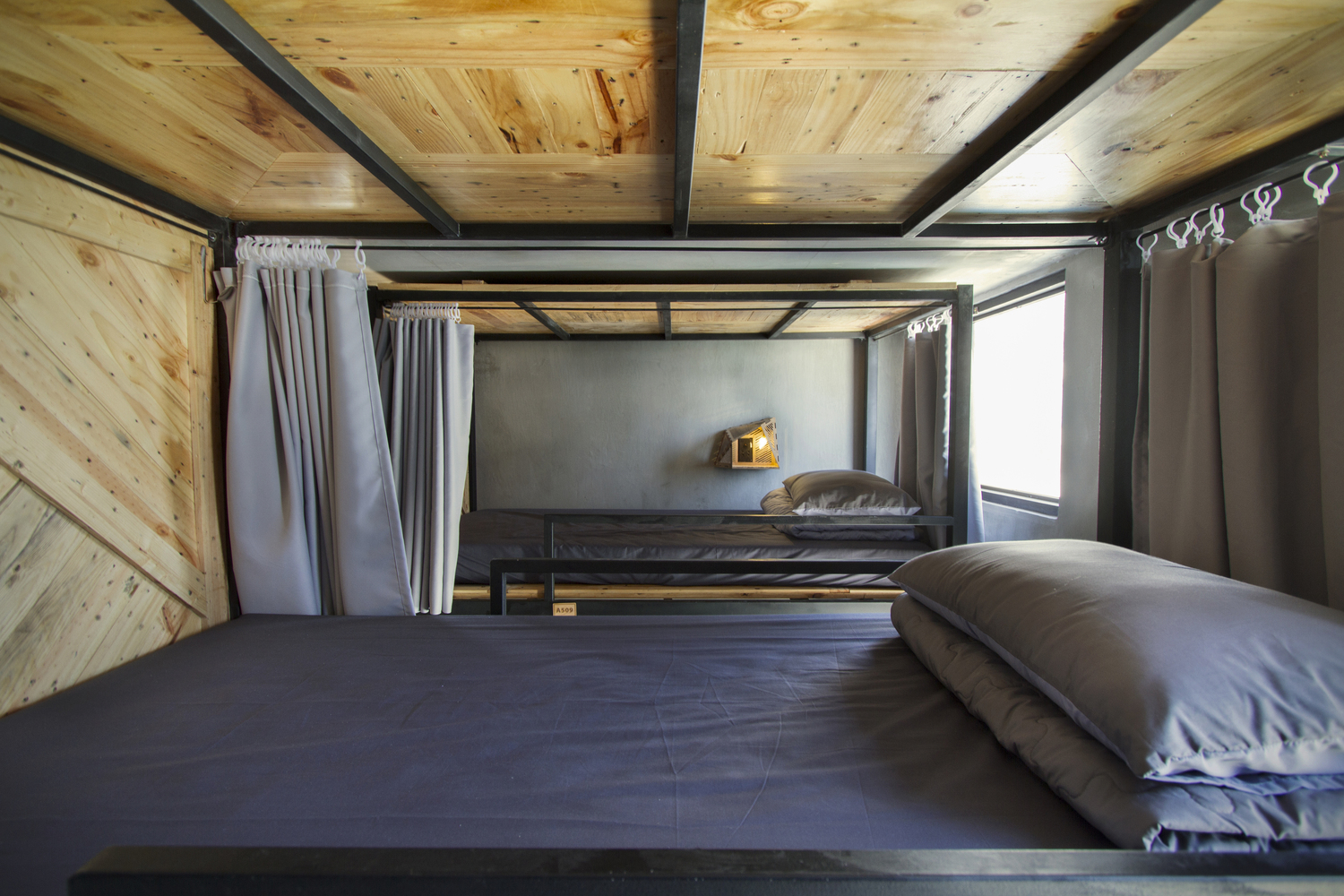Hình ảnh các phòng ngủ trong nhà trọ Memory với trần ốp gỗ, rèm che kín đáo