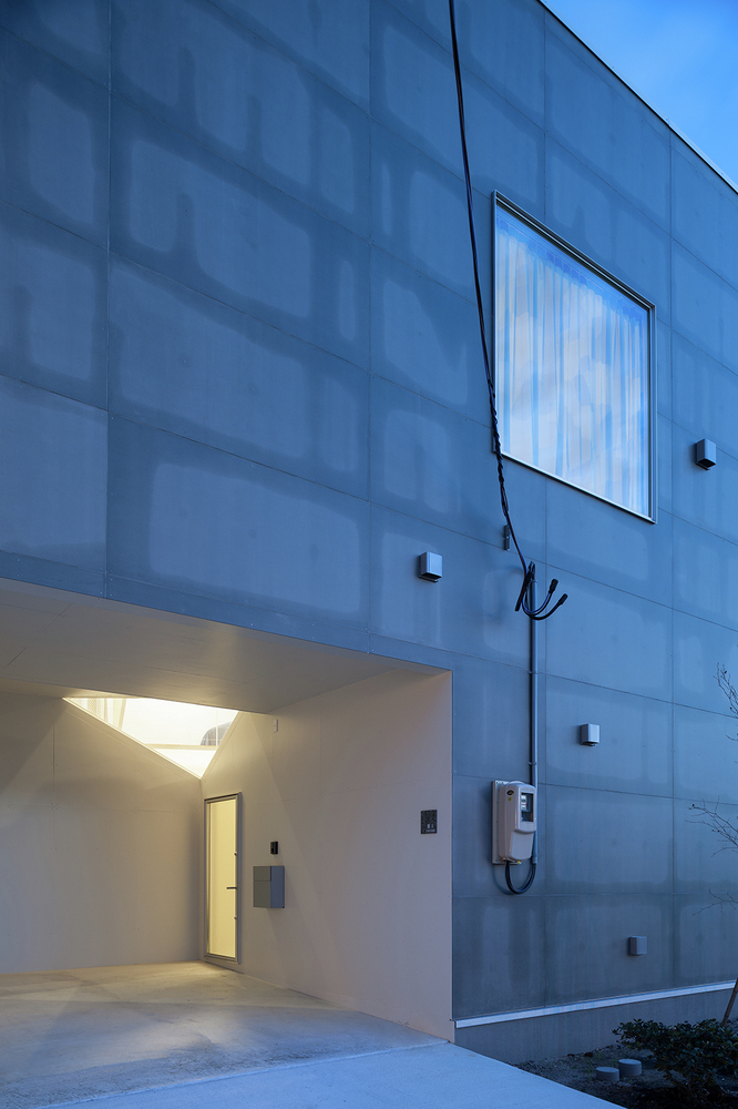 Hình ảnh cận cảnh mặt bên ngôi nhà 2 tầng ở Nhật với ngoại thất màu xám bê tông