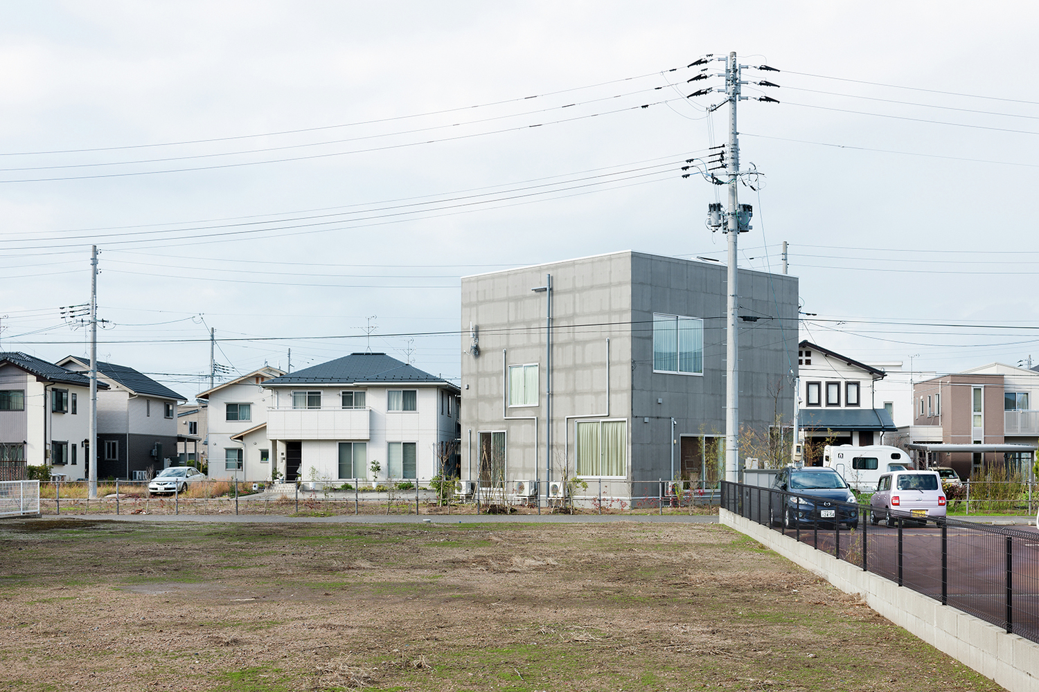 Hình ảnh toàn cảnh ngôi nhà 2 tầng ở Nhật với nhiều mặt thoáng, xung quanh và nhà dân mái ngói