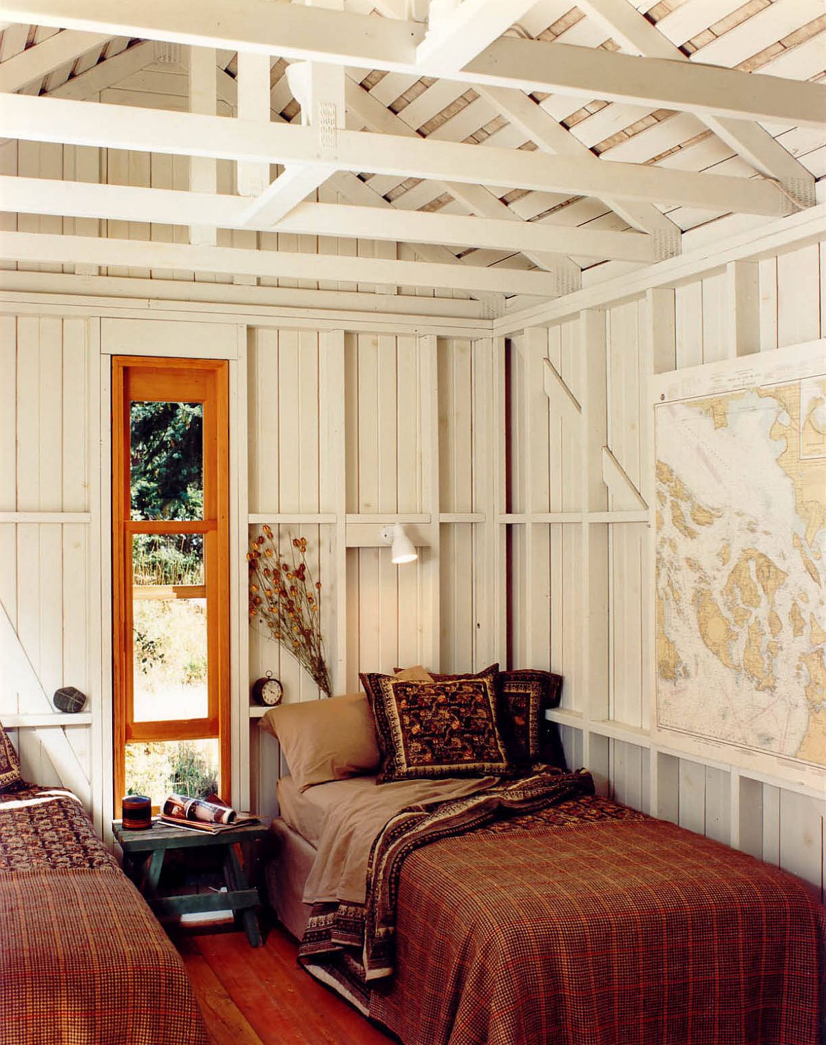 Hình ảnh phòng ngủ với tông màu nâu ấm áp kết hợp màu trắng, trang trí bản đồ