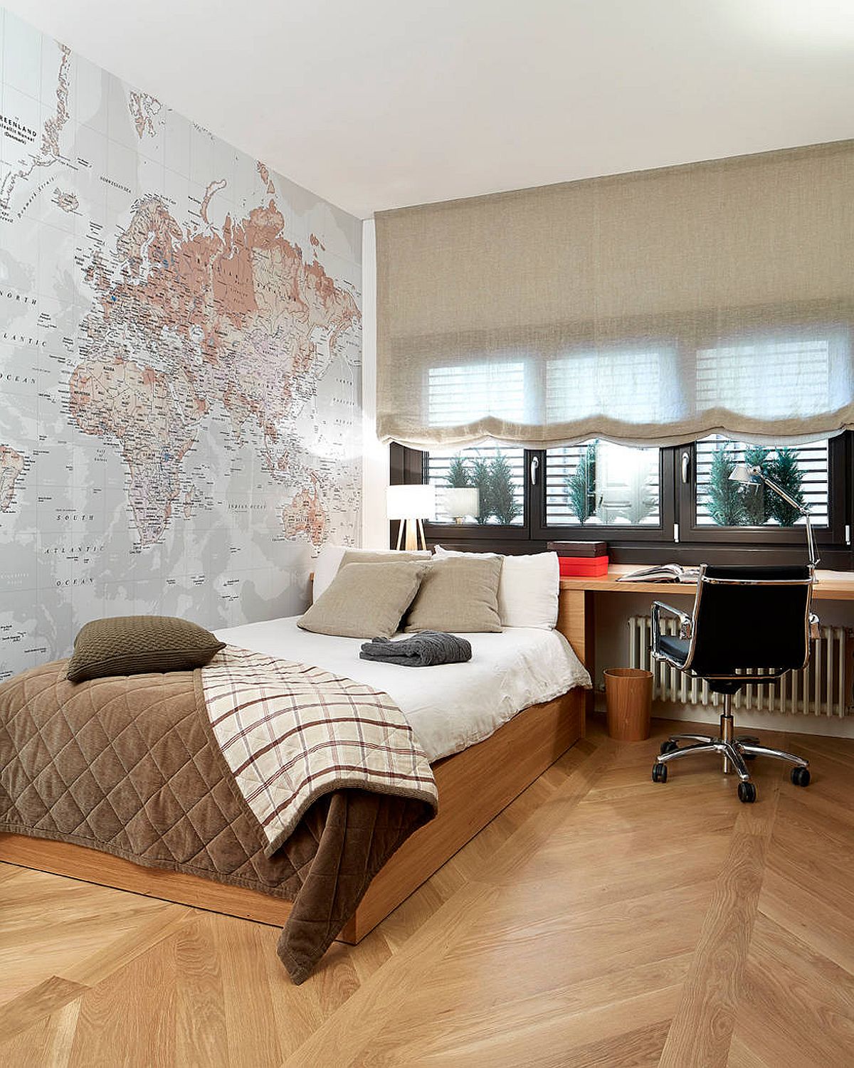 Hình ảnh một góc phòng ngủ hiện đại với bản đồ bao trọn cả bức tường