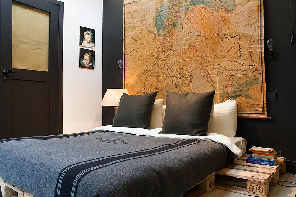Hình ảnh toàn cảnh phòng ngủ phong cách công nghiệp với bản đồ lớn treo đầu giường