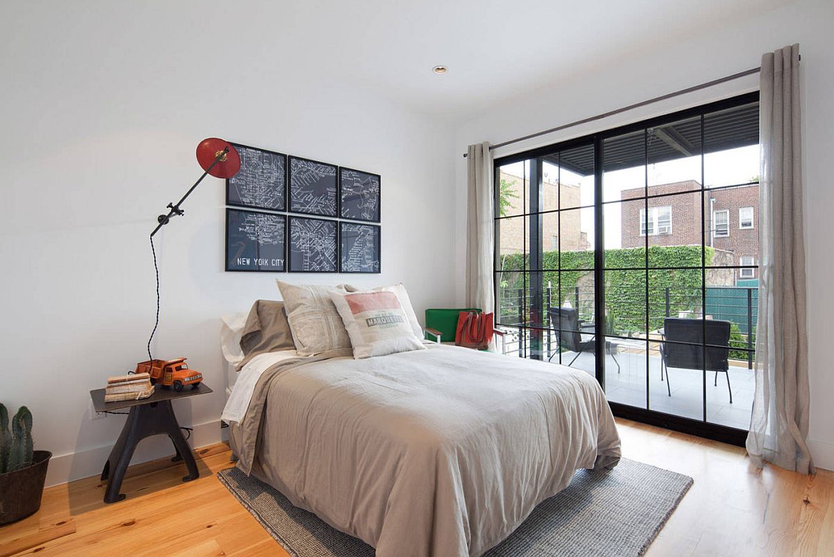 Hình ảnh phòng ngủ phong cách công nghiệp đại được trang trí với bộ bản đồ màu đen đóng khung đầu giường