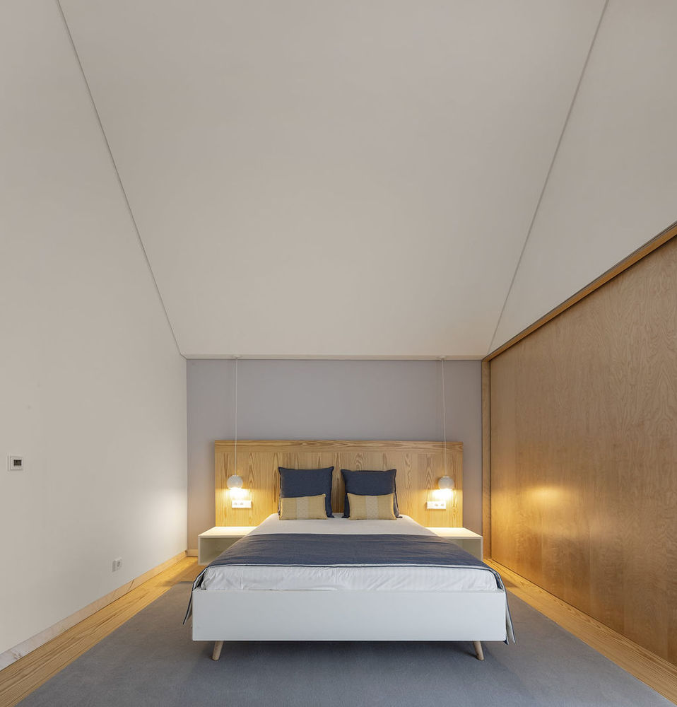 Hình ảnh phòng ngủ với giường đôi, đèn trang trí đối xứng hai bên đầu giường