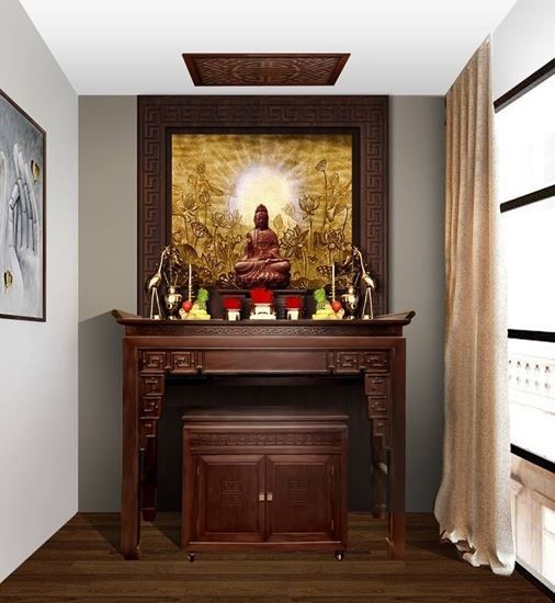 Hình ảnh cận cảnh góc thờ cúng với nội thất gỗ sẫm màu, tượng Phật
