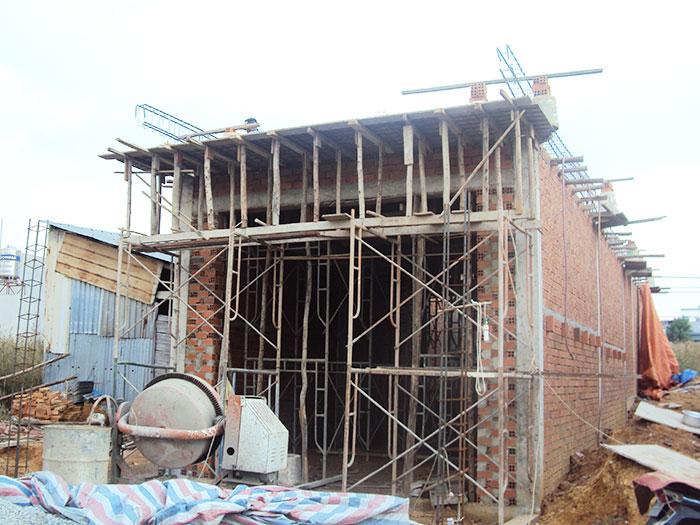 Hình ảnh một ngôi nhà đang trong quá trình xây dựng