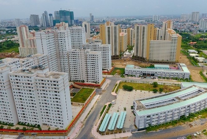 Hình ảnh toàn cảnh một khu tái định cư nhìn từ trên cao với nhiều tòa nhà cao tầng