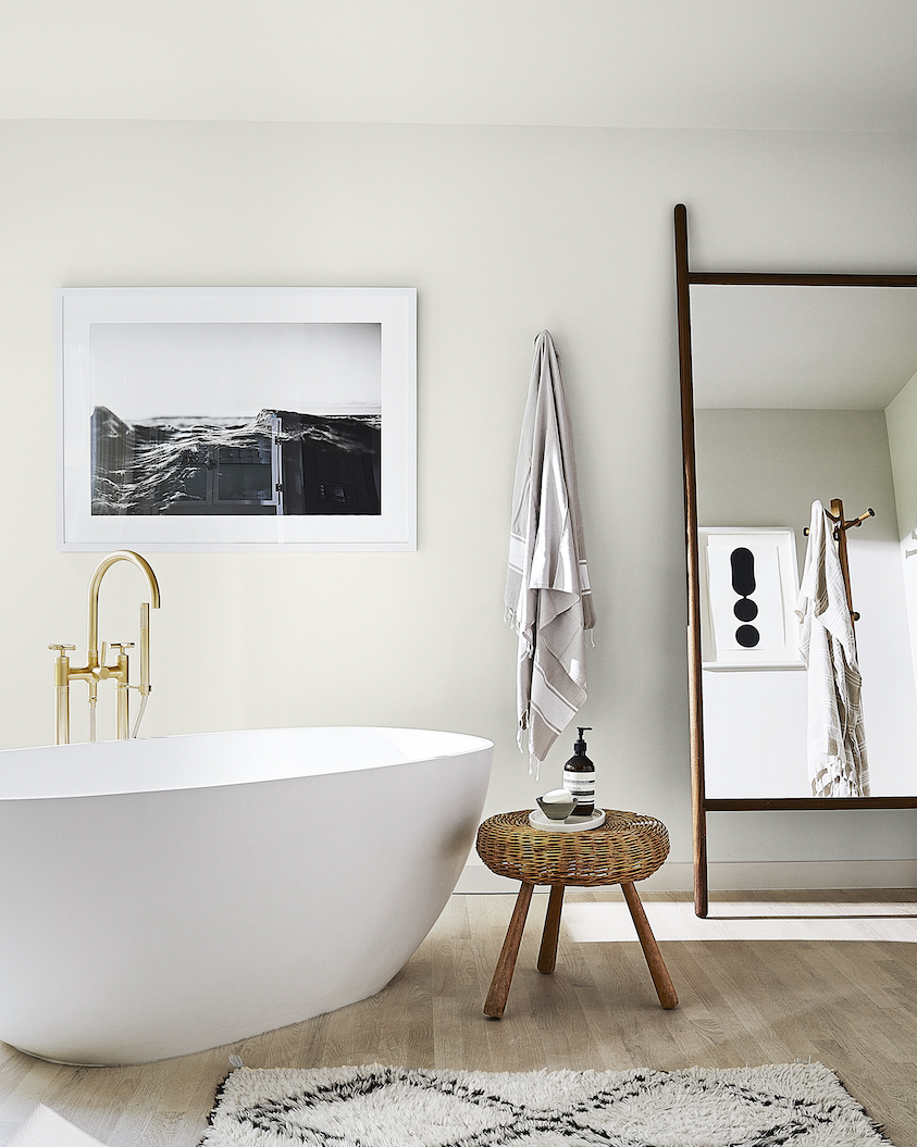 Hình ảnh một góc phòng tắm màu trắng hiện đại, sang trọng với bồn tắm lớn, thang treo khăn