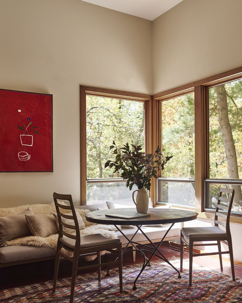 Hình ảnh một góc phòng khách kết hợp góc ăn uống với sofa màu rám nắng, bàn tròn