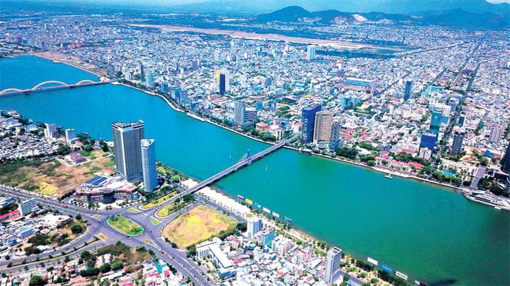 Hình ảnh một góc Đà Nẵng nhìn từ trên cao với nhiều tòa nhà nằm hai bên sông