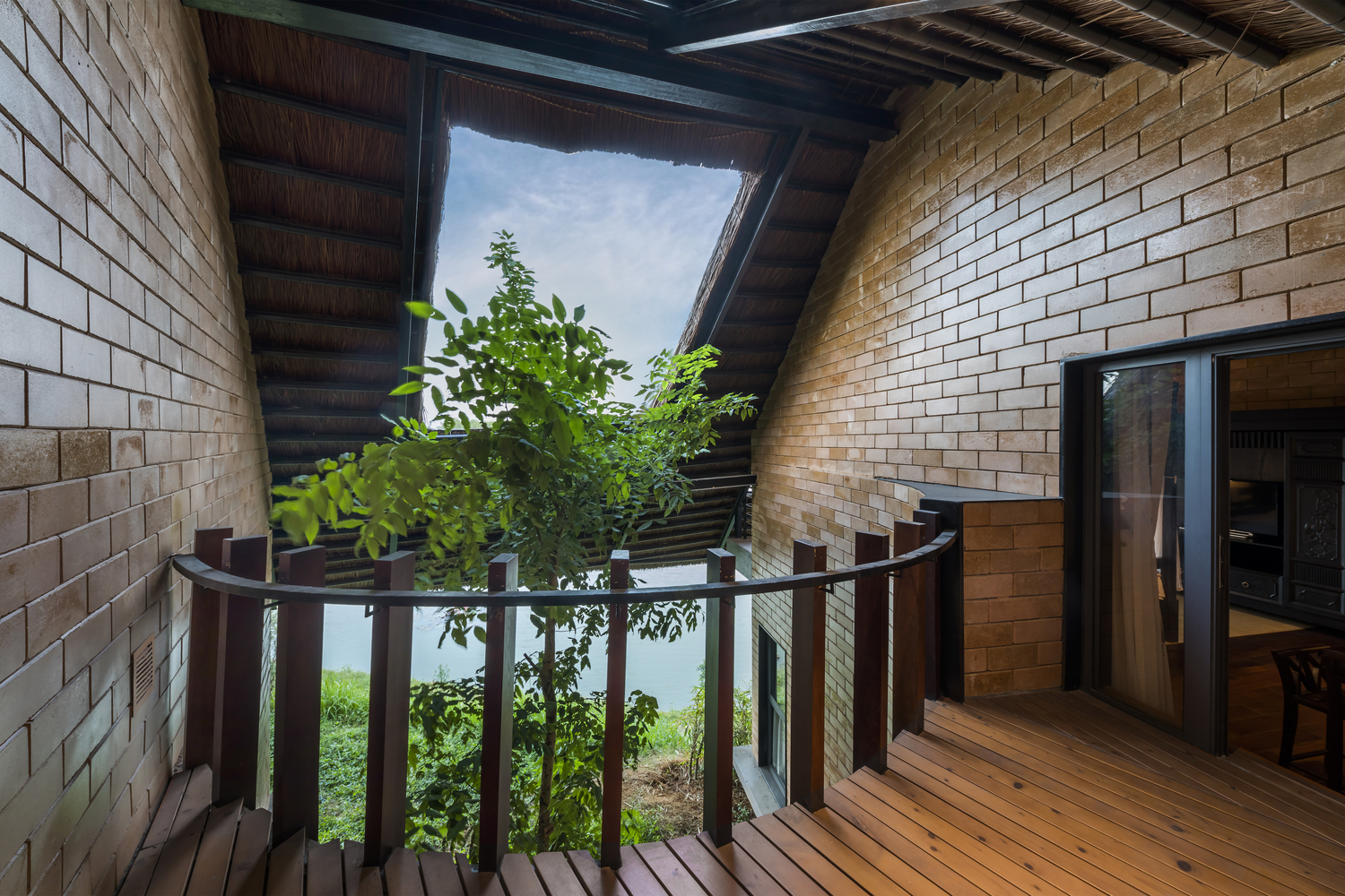 Hình ảnh cận cảnh khu vực hành lang cầu thang trong ngôi nhà mái lá độc đáo ở Sơn Tây