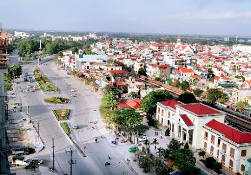 Hình ảnh một góc tỉnh Hà Nam với các khu dân cư thấp tầng xen kẽ nhà cao tầng, cây xanh, đường sá rộng thoáng