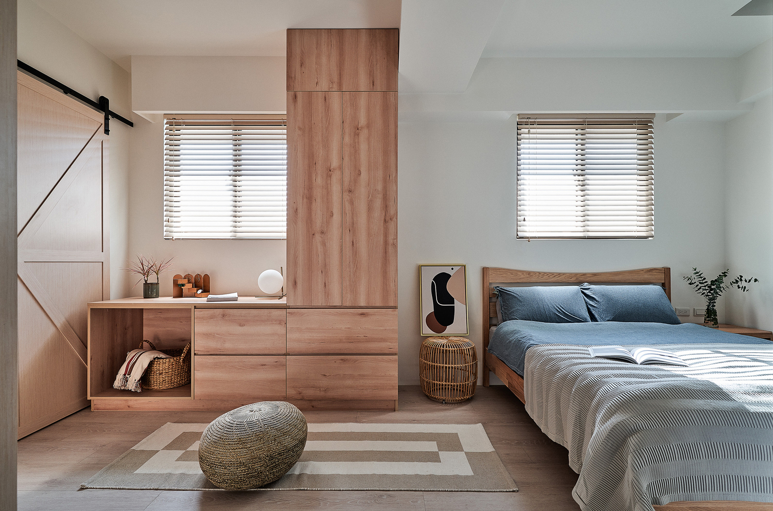 Hình ảnh phòng ngủ với giường đôi nệm trắng, hai khung cửa sổ kính lấy sáng, tủ gỗ mộc mạc
