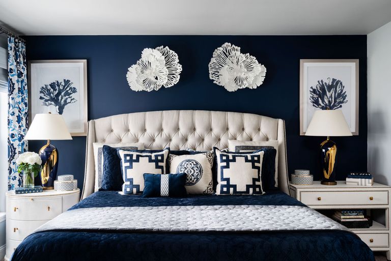Hình ảnh phòng ngủ mang hơi hướng cổ điển với tông màu xanh dương đậm kết hợp sắc trắng thuần khiết