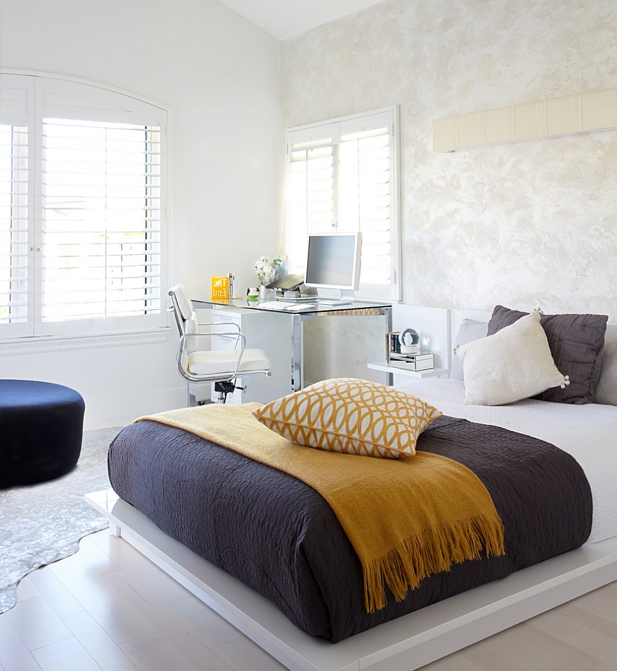 Hình ảnh toàn cảnh phòng ngủ hiện đại với giường nệm màu trắng, cạnh đó là bàn làm việc cùng tông màu