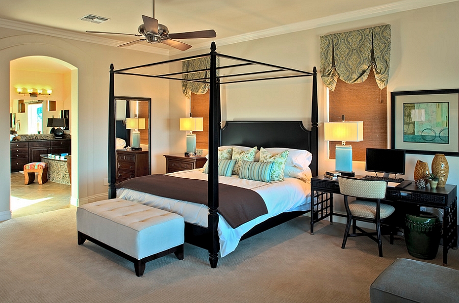 Hình ảnh toàn cảnh phòng ngủ với giường khung màn gỗ màu đen, quạt trần cổ điển, bàn đầu giường là góc làm việc