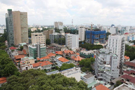 Hình ảnh một góc TP.HCM với những tòa nhà cao tầng xen kẽ nhà thấp tầng, cây xanh